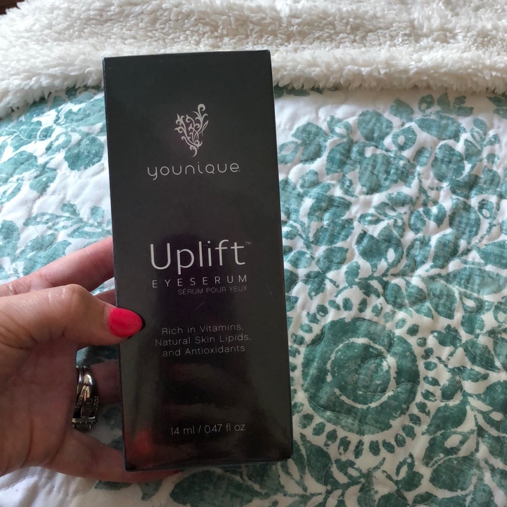 💜BNIB YOUNIQUE EYE SERUM💜